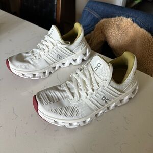 Like New Women’s On Cloud Cloudswift Size 6